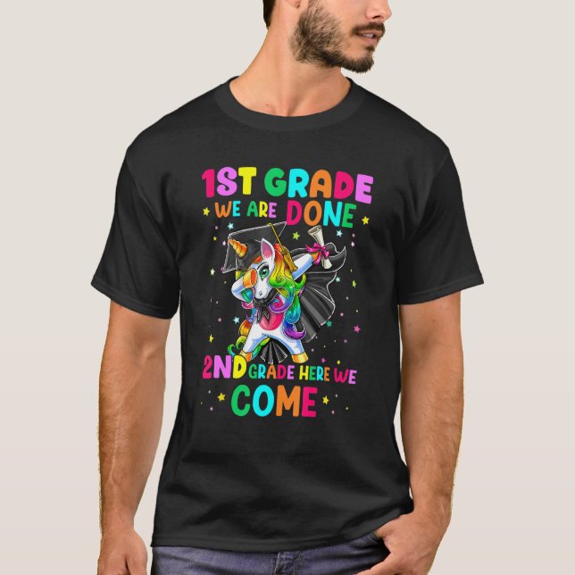 Camiseta 1st Grade We Are Done 2nd Grade Here We Come Unico (Anverso)