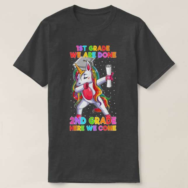 Camiseta 1St Grade We Are Done 2ND Grade Here We Come Unico (Diseño del anverso)