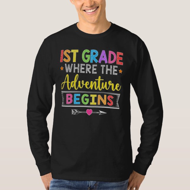 Camiseta 1st Grade Where The Adventure Begins  Back To Scho (Anverso)