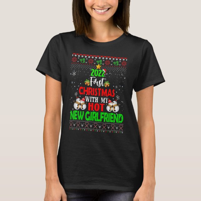 Camiseta 2022 First Christmas With My Hot New Girlfriend Ug (Anverso)