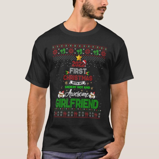 Camiseta 2022 First Christmas With My Smokin Hot And Girlfr (Anverso)