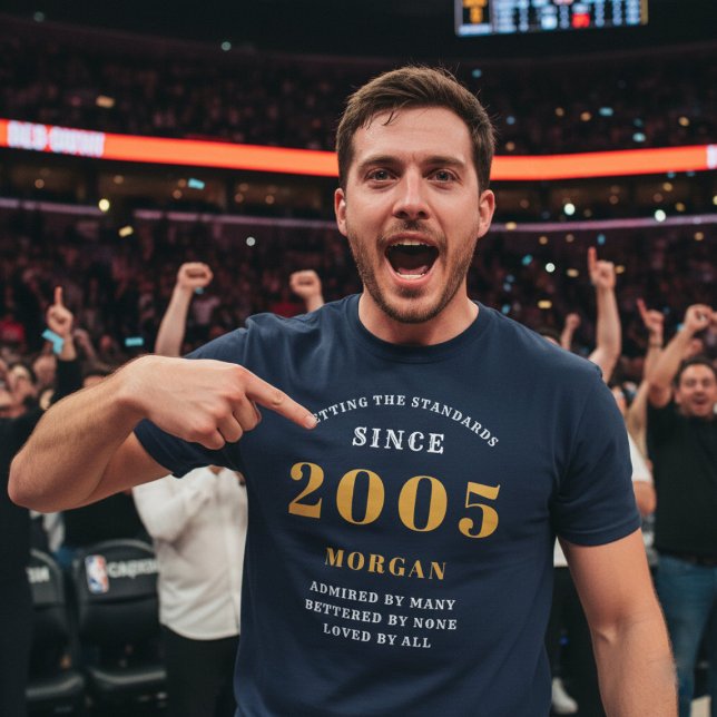 Camiseta 21 cumpleaños 2005 Nombre personalizado personaliz (21st birthday tshirt worn in a stadium.)