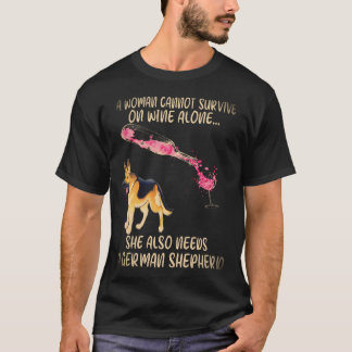 Camiseta 26 Una mujer no puede sobrevivir solo con vino Tam