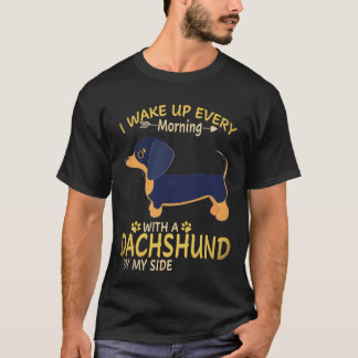 Camiseta 28 Me Despierto Cada Mañana Con Un Dachshund A Mi