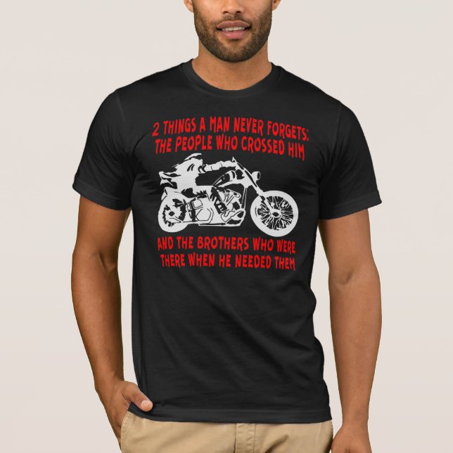 Camiseta 2 Cosas Que Un Hombre Nunca Olvida... ©WhiteTigerL (Anverso)