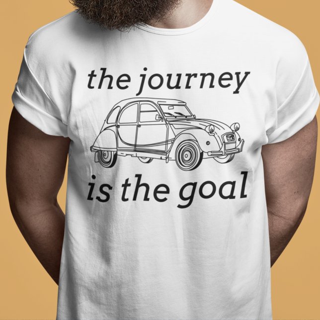 Camiseta 2 CV Deux Chevaux El Viaje Es El Objetivo (2CV Minimalistic T-Shirt in White with Black Text and Deux Chevaux Illustration)