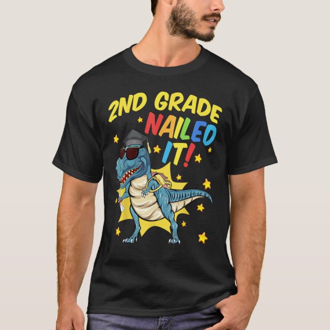 Camiseta 2nd Grade Graduation  Rex Dinosaur 2nd Grade Naile (Anverso)
