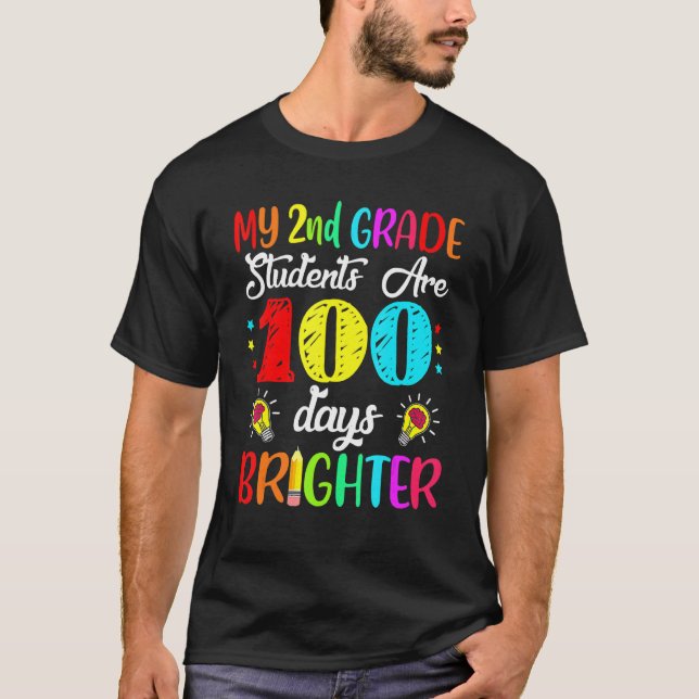 Camiseta 2nd Grade Teacher 100 Days Brighter 100th Day Of S (Anverso)