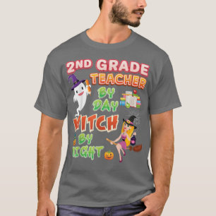 Camiseta 2nd Grade Teacher By Day Witch Night Halloween Sec