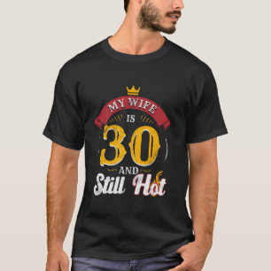 Camiseta 30 años, la esposa tiene 30 años y todavía está ca