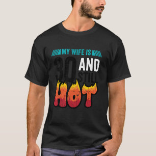 Camiseta 30 años, la esposa tiene 30 años y todavía está ca