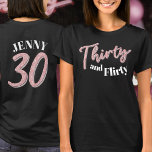 Camiseta 30 años treinta purpurina de plata rosa<br><div class="desc">Treinta y coqueta, 30 cumpleaños efecto estilo purpurina treinta guiones texto en tonos rosa y plata rosa con texto en camisetas de color oscuro y un número 30 es tu nombre al revés. Personaliza esta camisa de 30 años con tu mensaje. Hay disponibles otros años y artículos coincidentes. © Diseño...</div>