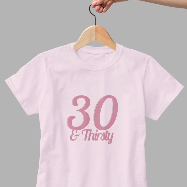 Camiseta 30 y el eslogan del cumpleaños 30 del divertido co (Happy 30th Birthday! Have a drink! Here's a fun shirt to wear on your birthday. )
