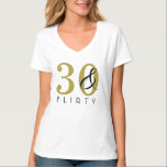 Camiseta 30 y Flirty 30th Birthday Gold Black<br><div class="desc">Esta moda y elegante camiseta de cumpleaños 30 & Flirty presenta un diseño en oro y negro. Personalizar este artículo con otros productos de esta colección para usted y sus invitados en su día especial.</div>