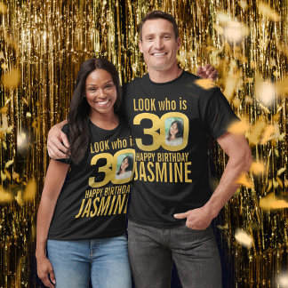 Camiseta 30th birthday look 30 custom gold photo and name