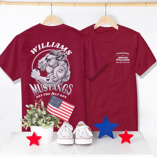 Camiseta 323 Graduación de formación básica de la Fuerza Aé (Air Force Basic Military Training BMT Graduation TRS Mascot T-shirts, 323 Mustangs Shirt, Proud Mom)