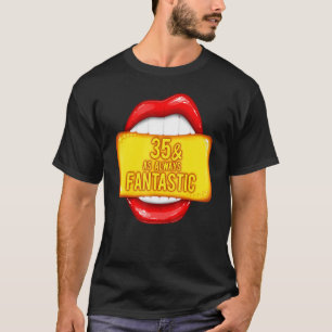Camiseta 35 y fantásticos labios rojos de 35 años de edad d