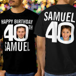 Camiseta 40.ª plantilla de foto de nombre personalizado de<br><div class="desc">Feliz 40° cumpleaños de texto blanco, frente personalizado y foto trasera, y nombre en el color oscuro de tu camiseta elegida. Divertida 40ª foto personalizada en negrita negro y contrastante diseño de tee de cumpleaños blanco. Personalice esta camisa de cumpleaños con dos fotografías de la persona de cumpleaños en el...</div>