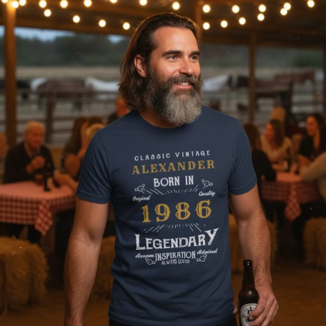 Camiseta 40.º cumpleaños 1982 Añadir el nombre Blue Gold Le (1986 birthday t-shirt worn by a man at a barn party.)