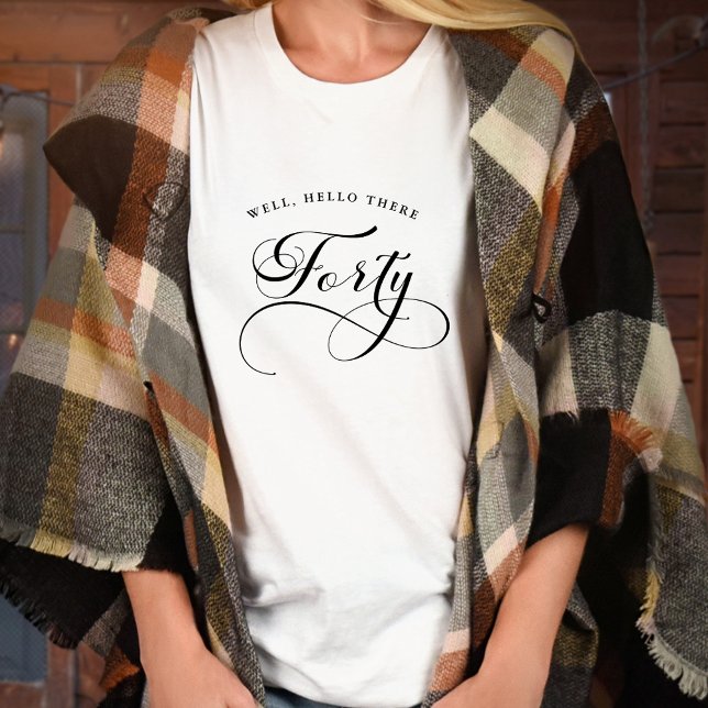 Camiseta 40.º cumpleaños de mujeres con caligrafía sucia (Elegant Swirly Calligraphy 40th Birthday T-Shirt with Well, Hello There Forty Quote)