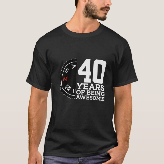 CAMISETA 40 AÑOS DE SER IMPRESIONANTE FOTÓGRAFO 40º NACIMIE (Anverso)