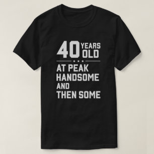 Camiseta 40 años; en la cima, guapo y algo más