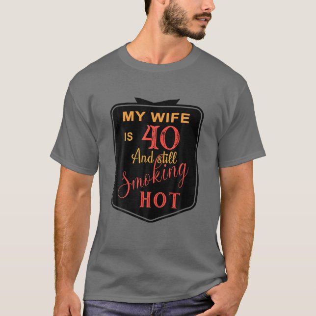 Camiseta 40 Años Mi Esposa Tiene 40 Años Y Todavía Fuma (Anverso)