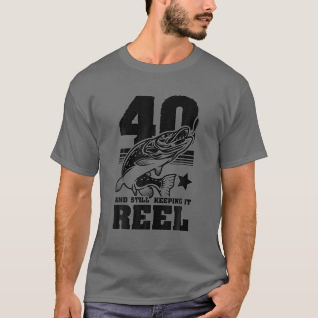 Camiseta 40 Aún Manteniendo El Rol 40 De La Pesca De Cumple (Anverso)