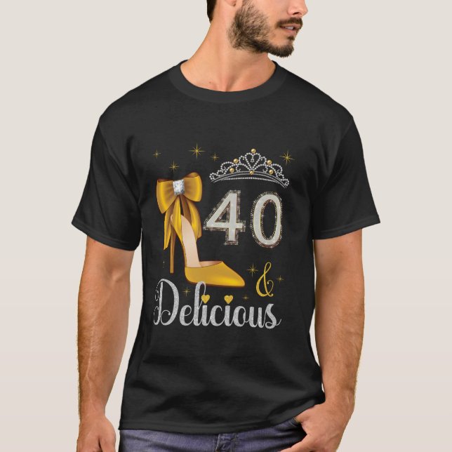 Camiseta 40 Y Delicioso cumpleaños 40 años Bday Q (Anverso)