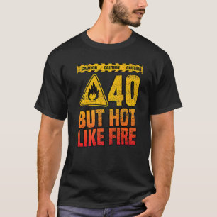 Camiseta 40th Birthday. 40 Years But Hot Like Fire. Funny
