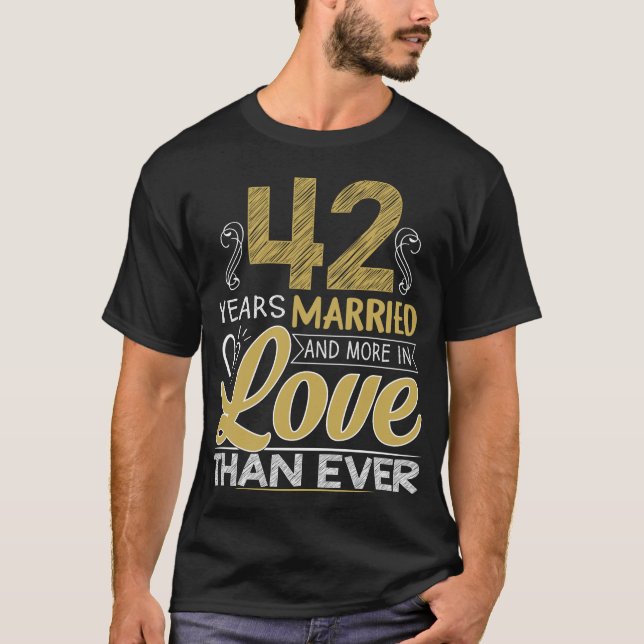 Camiseta 42 Aniversario.42 Años Casados Y Más Enamorados (Anverso)