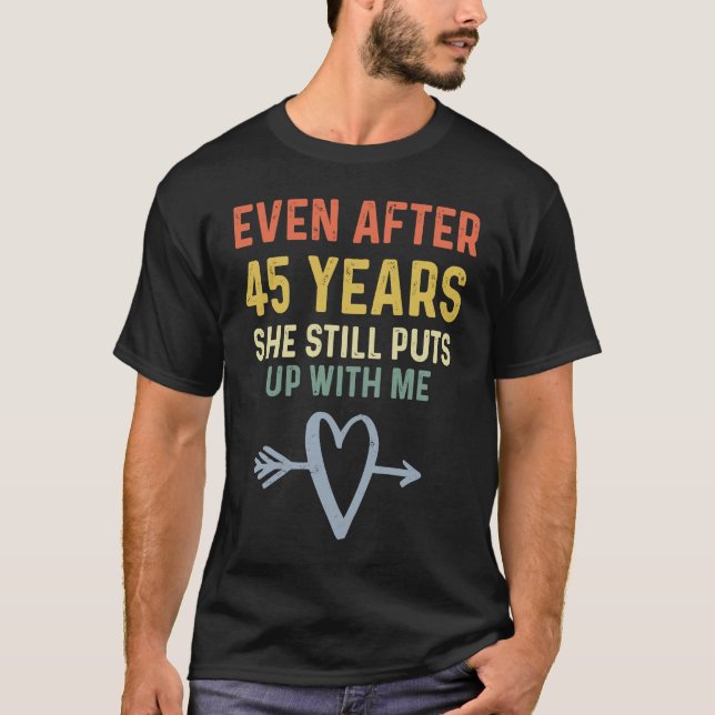 Camiseta 45th Anniversary  Couples She Still Puts Up With M (Anverso)