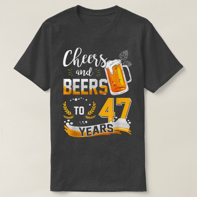 Camiseta 47th Birthday Cheers And Beers To 47 Years Born In (Diseño del anverso)