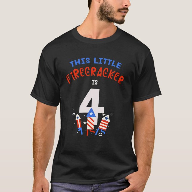 Camiseta 4.º Cumpleaños Este Pequeño Fogonero Es 4 Fuegos A (Anverso)