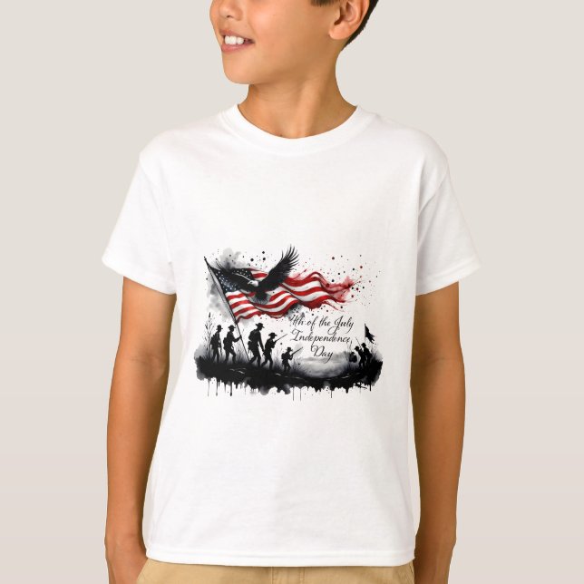 Camiseta 4 de julio Arte Patriótico con bandera y soldados (Anverso)