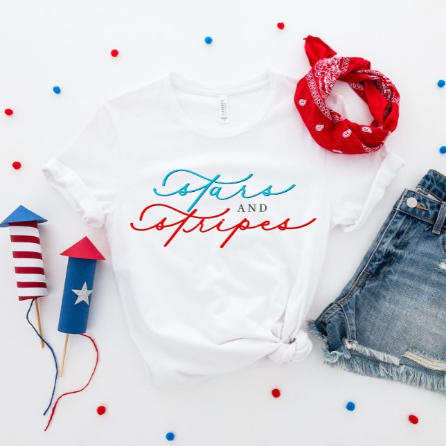 Camiseta 4 de julio Estrellas y franjas con escritura de co (Subido por el creador)