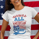 Camiseta 4 de julio Familia patriótica de las madres americ<br><div class="desc">Celebra el cuarto de julio con esta camiseta patriótica que incluye la frase "Toda la mamá norteamericana" con fuentes de estilo retro rojo y azul claro sobre las icónicas estrellas y bandera de rayas de Estados Unidos. Fácilmente personalizable con tu nombre, esta camiseta es perfecta para cualquier fiesta del 4...</div>