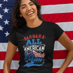 Camiseta 4 de julio Familia patriótica de las madres americ<br><div class="desc">Celebremos el cuarto de julio con esta camiseta patriótica que incluye la frase "Toda la mamá norteamericana" en fuentes retro estilo rojo, blanco y azul claro sobre las icónicas estrellas y bandera de rayas de Estados Unidos. Fácilmente personalizable con tu nombre, esta camiseta es perfecta para cualquier fiesta del 4...</div>