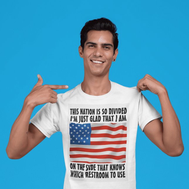 CAMISETA 4 DE JULIO SABE QUÉ BAÑO USAR  (Subido por el creador)