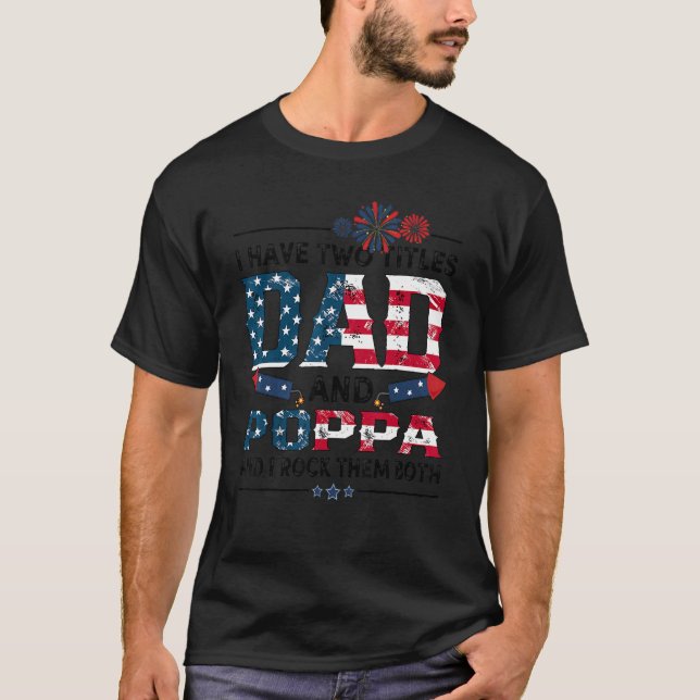 Camiseta 4 De Julio Tengo Dos Títulos Papá Y Poppa M (Anverso)