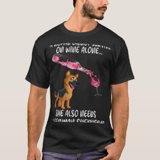 Camiseta 4 Una Mujer No Puede Sobrevivir Solo Con Vino Tamb