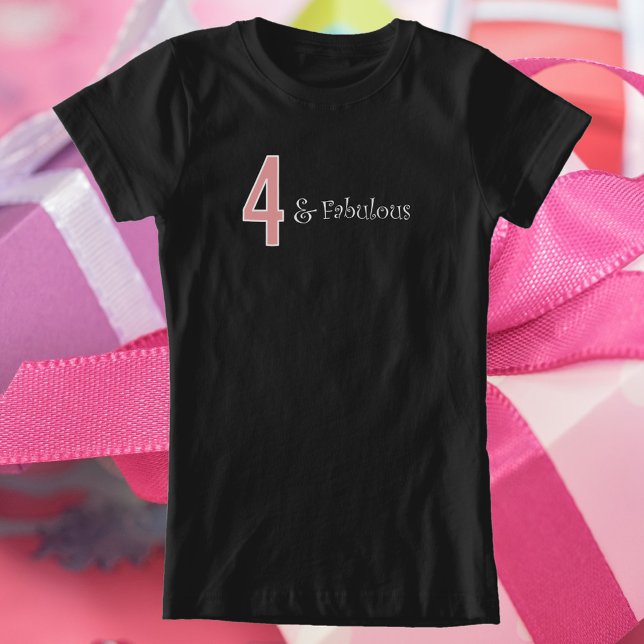 Camiseta 4 y fabuloso 4 años blanco rosado negro (A cute shirt that says 4 and fabulous in pink and white.)