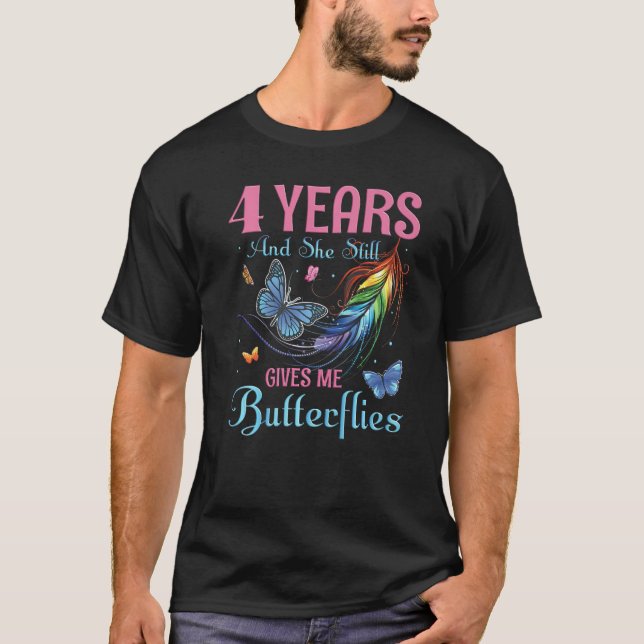 Camiseta 4 Years & She Still Gives Me Butterflies Lesbian A (Anverso)