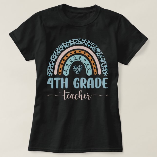 Camiseta 4th Grade Teacher Leopard Rainbow First Day Of Sch (Diseño del anverso)