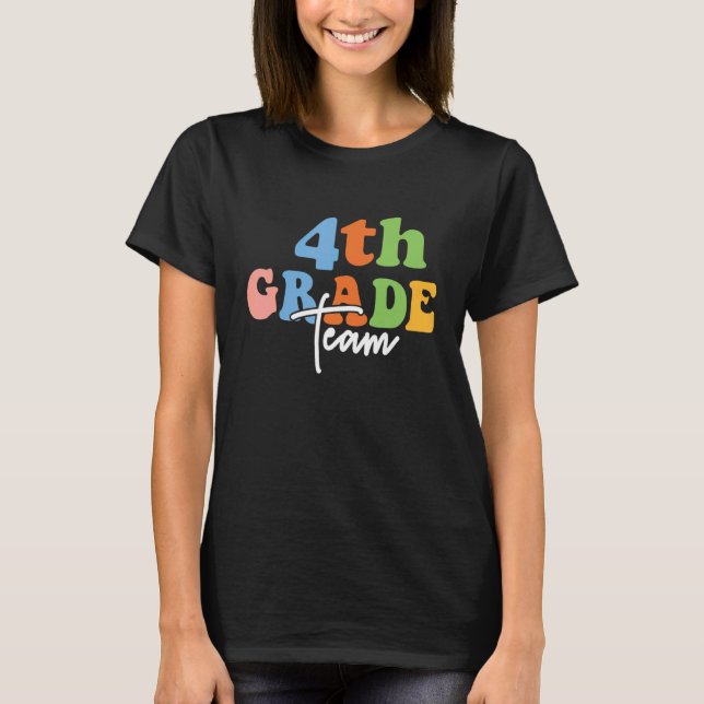 Camiseta 4th Grade Team Retro Groovy Women Happy First Day  (Anverso)