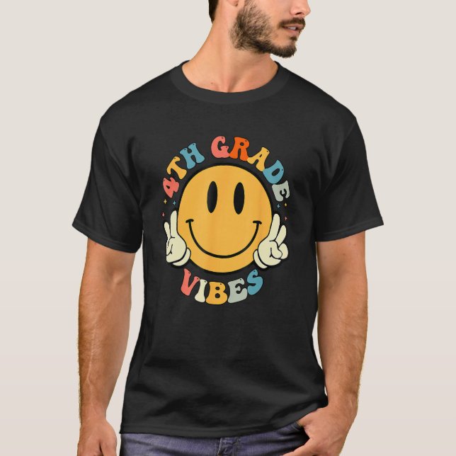 Camiseta 4th Grade Vibes Smile Face Groovy Student 1st Day  (Anverso)