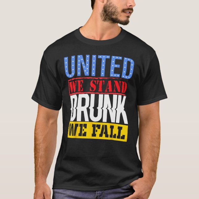 Camiseta 4th July American Holiday United We Stand Drunk We (Anverso)