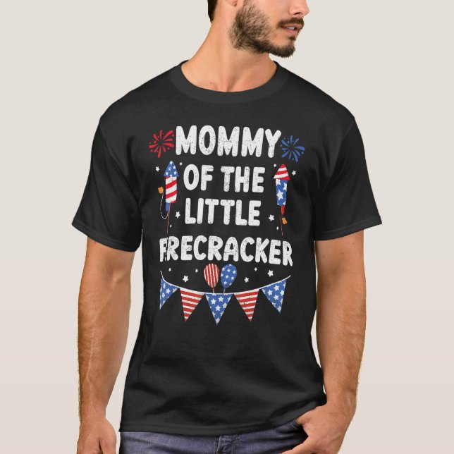 Camiseta 4th of July Birthday Mom Mommy Of The Little Firec (Anverso)