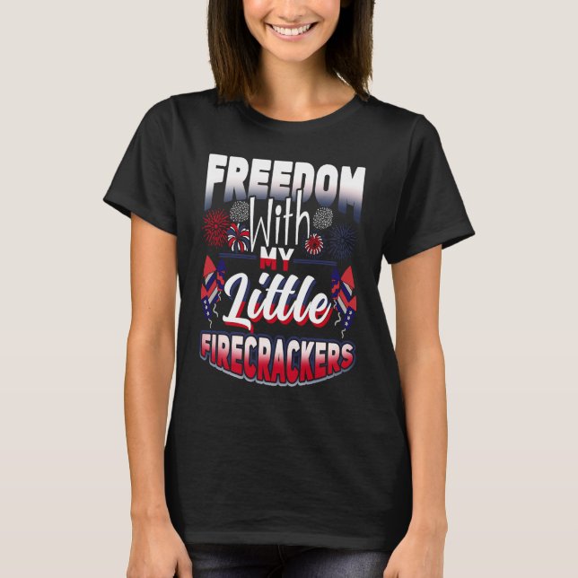 Camiseta 4th Of July Freedom With My Firecrackers Patriotic (Anverso)