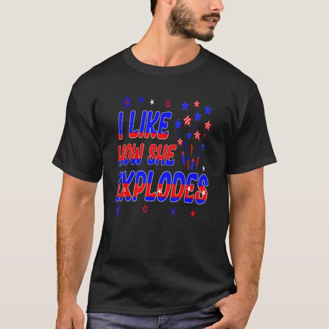 Camiseta 4th of July I Like How She Explodes Men Women USA  (Anverso)